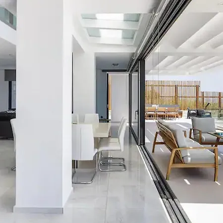 Charm Of The Island 4 Bedrooms Villa *